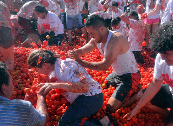 الشباب يقيمون مهرجان الطماطم